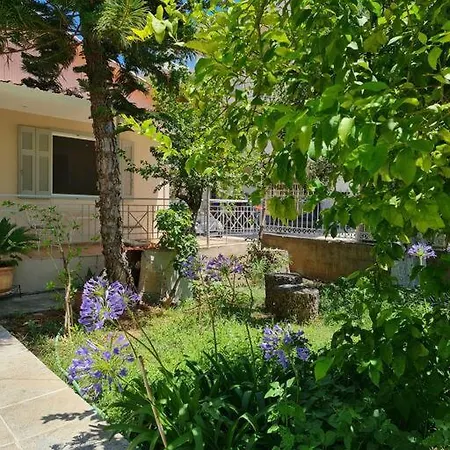 Paralia Nest بيت للعطل كالاماتا