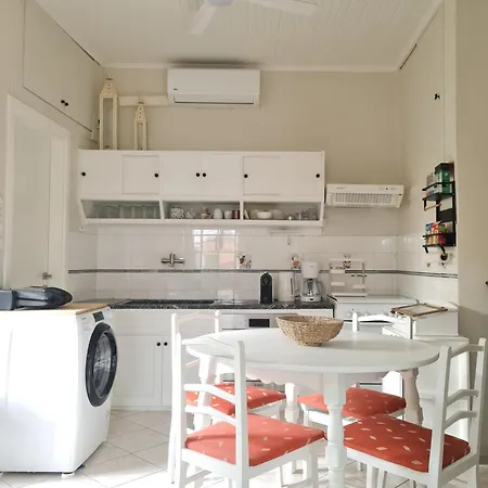 Paralia Nest كالاماتا